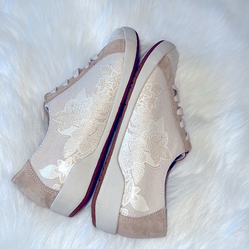⭐️ Dansko Oliso Tan/Cream Sneakers - Picture 10 of 11